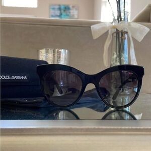 Dolce&Gabbana sunglasses D&G comes with
Box eyewear cat style authentic